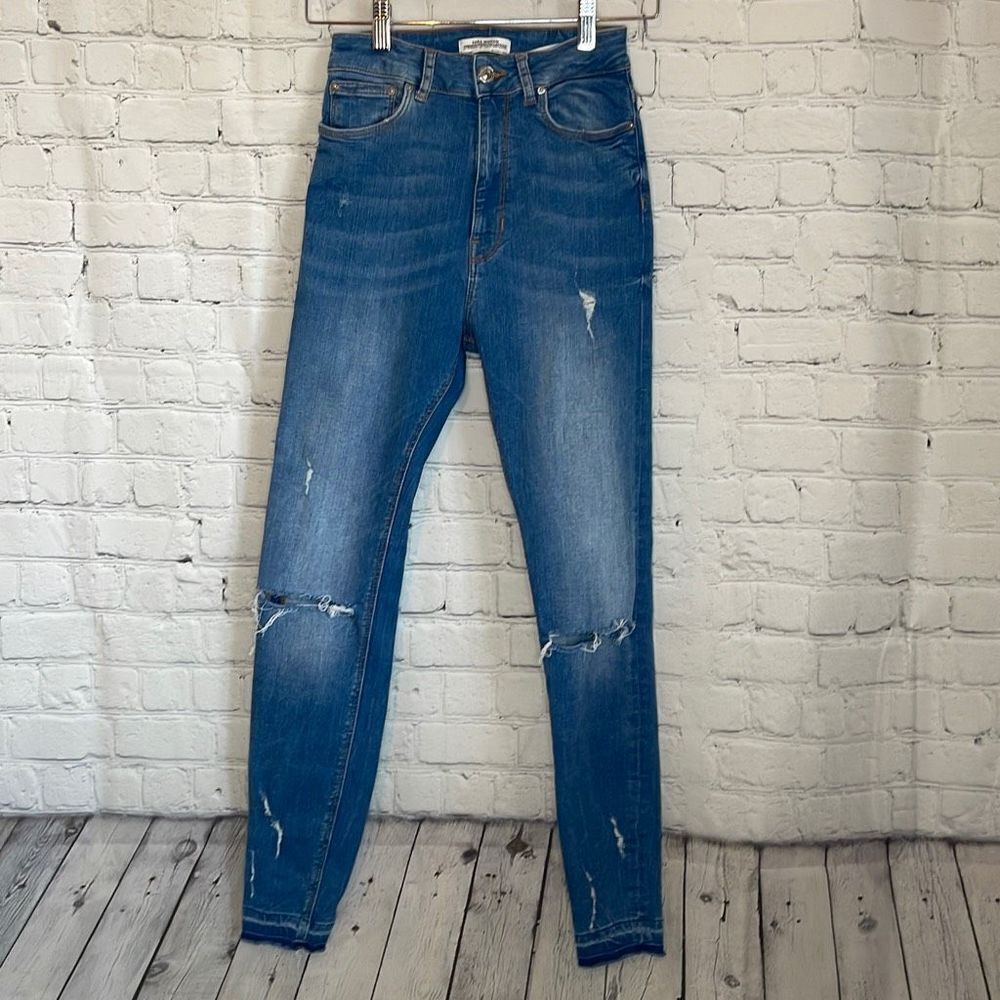 Zara Woman Light‎ Wash Distressed  High Rise Jeans size 24?
